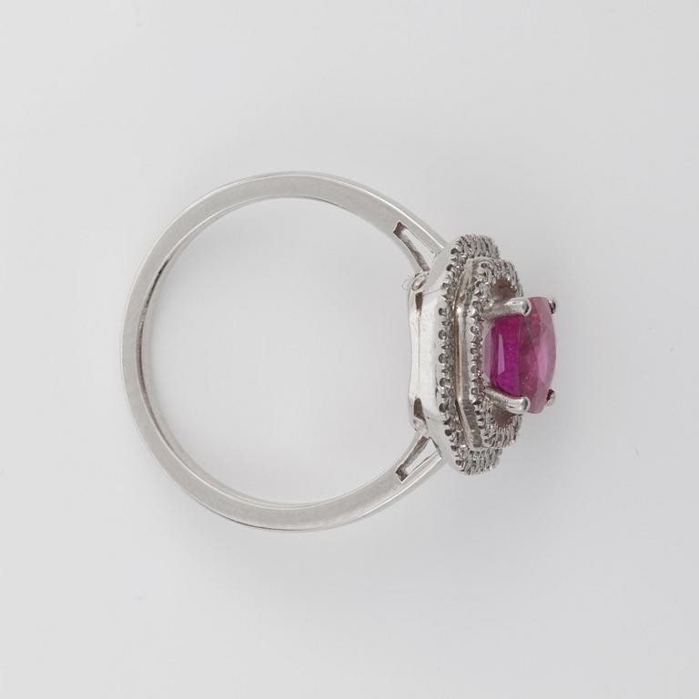 RING med obehandlad rubin, Burma, 1.64 ct samt briljantslipade diamanter totalt ca 1.00 ct. Certifikat.