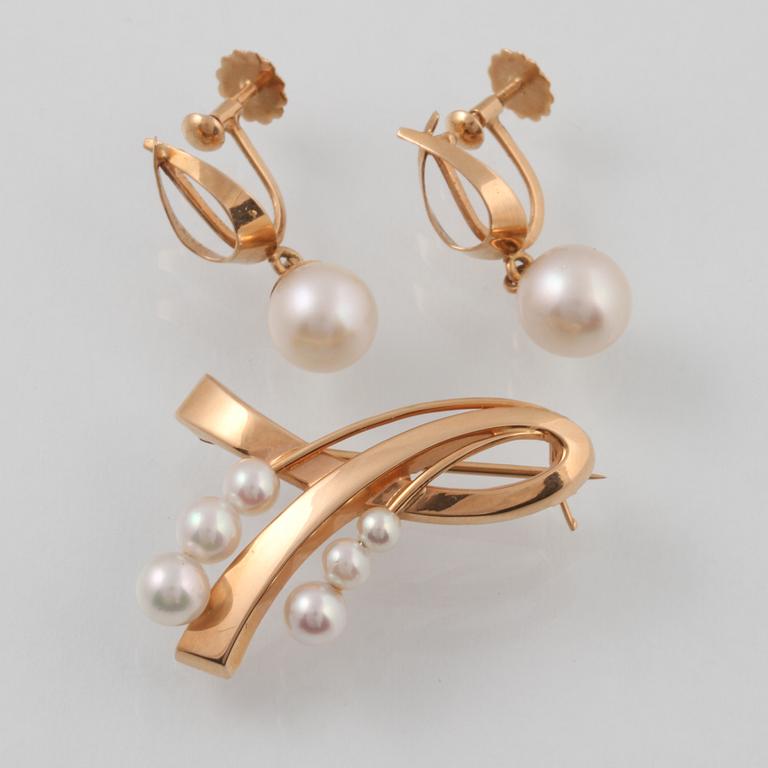 BROSCH samt ÖRHÄNGEN, 18K guld med odlade pärlor, delvis Gustav Dahlgren & Co, Malmö. Vikt 6,2 gram.