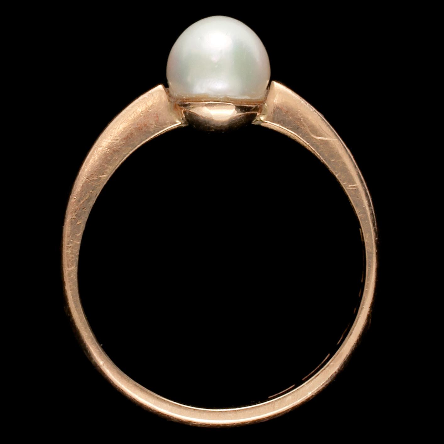 RING, 18k guld samt odlad pärla, Ceson, Göteborg, 1961. Vikt 4 g.