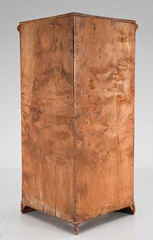 HÖRNSKÅP, senempir, 1800-talets första hälft.