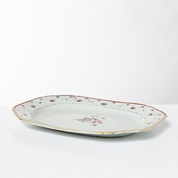 Tedosa och stekfat, kompaniporslin, Kina, Qingdynastin, 1700-tal.