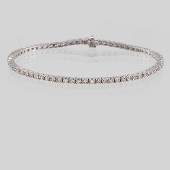 ARMBAND, 18K vitguld med 72 briljantslipade diamanter, totalt ca 3.01 ct. Vikt 10 g.