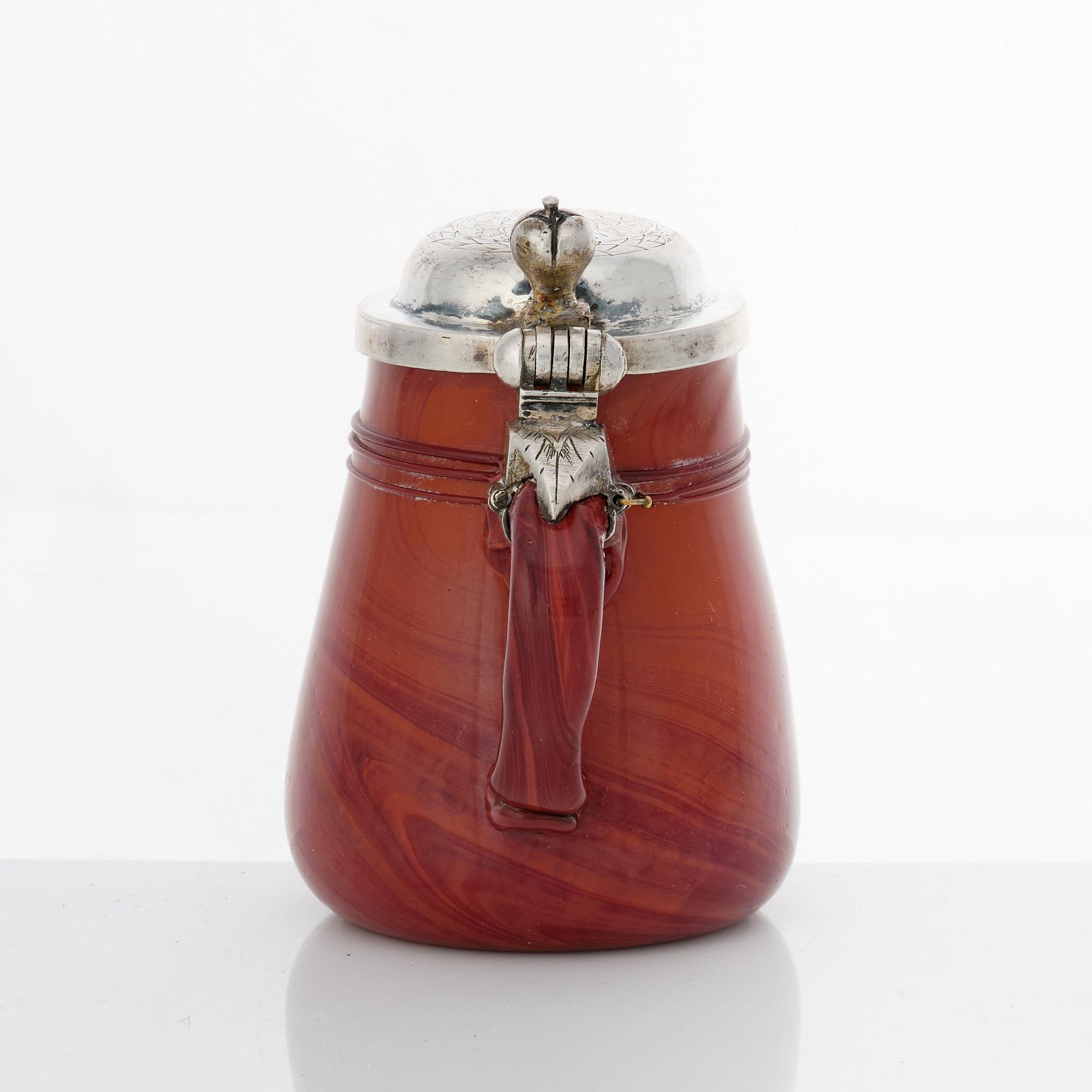 Mugg med lock, glas imiterande agat och lock av silver, ostämplad, Nordeuropa omkring 1600.