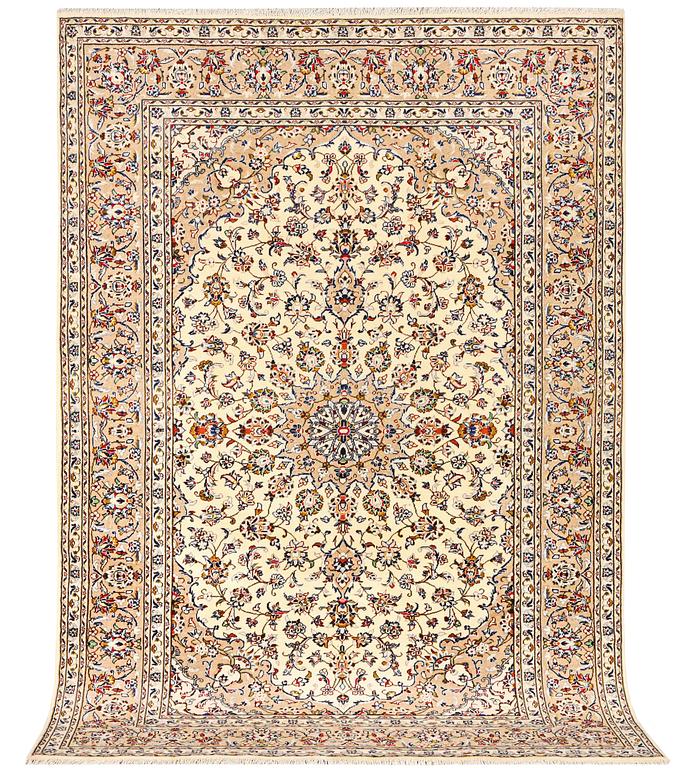 A Kashan carpet, c. 285 x 190 cm.