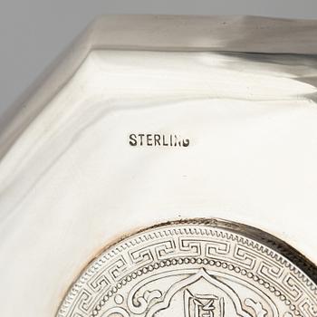 Coasters, två stycken, silver samt sedelklämma. Kina, tidigt 1900-tal.