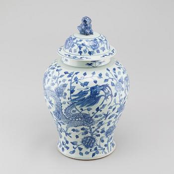 A Chinese porcelain urn from around year 1900.