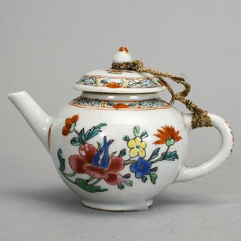 MINIATYRTEKANNA samt SKEDFAT, porslin, Qingdynastin, Qianlong (1736-95).