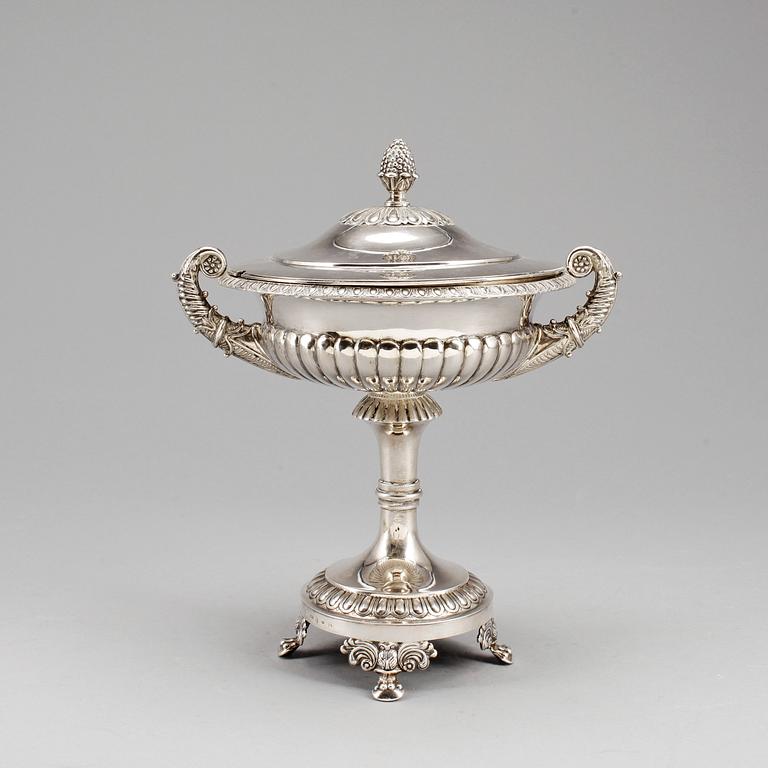 SOCKERSKÅL MED LOCK, silver, Anders Lundström, Stockholm, 1834. Vikt ca873g.