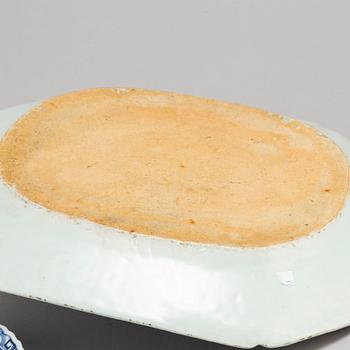 A blue and white export serving dish and a pair of plates, Qing dynasty, Qianlong (1736-95).