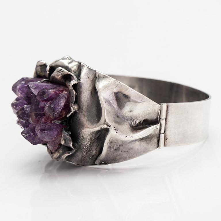 Reino Saastamoinen, Armband "Maahiset", sterlingsilver och ametist. Helsingfors 1971.