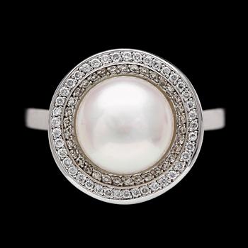 A cultured pearl and brilliant cut diamond ring, tot. app. 0.60 cts.