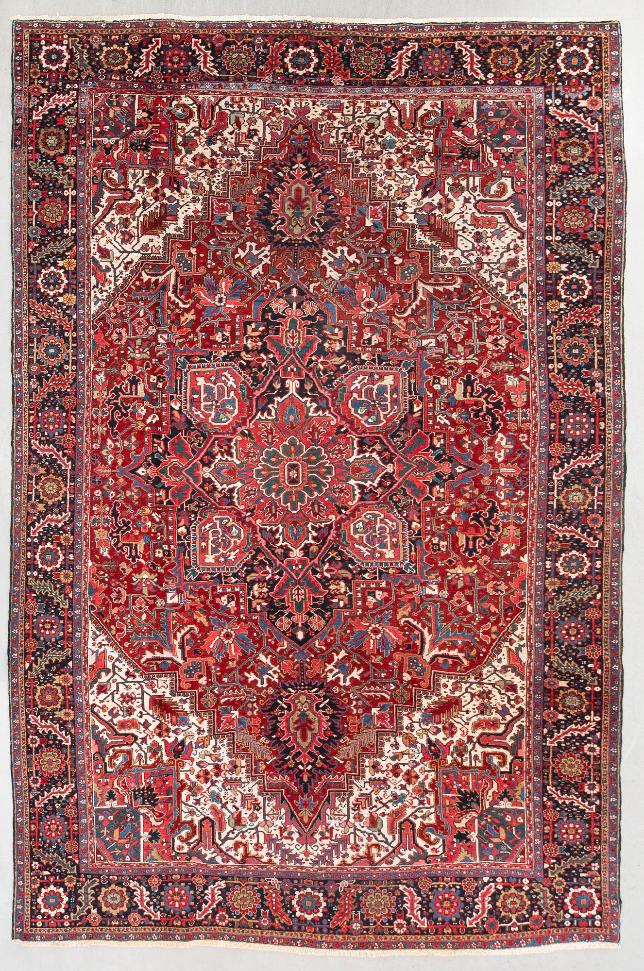 Carpet, semi-antique Heriz, northwestern Persia, approx. 400 x 295 cm.