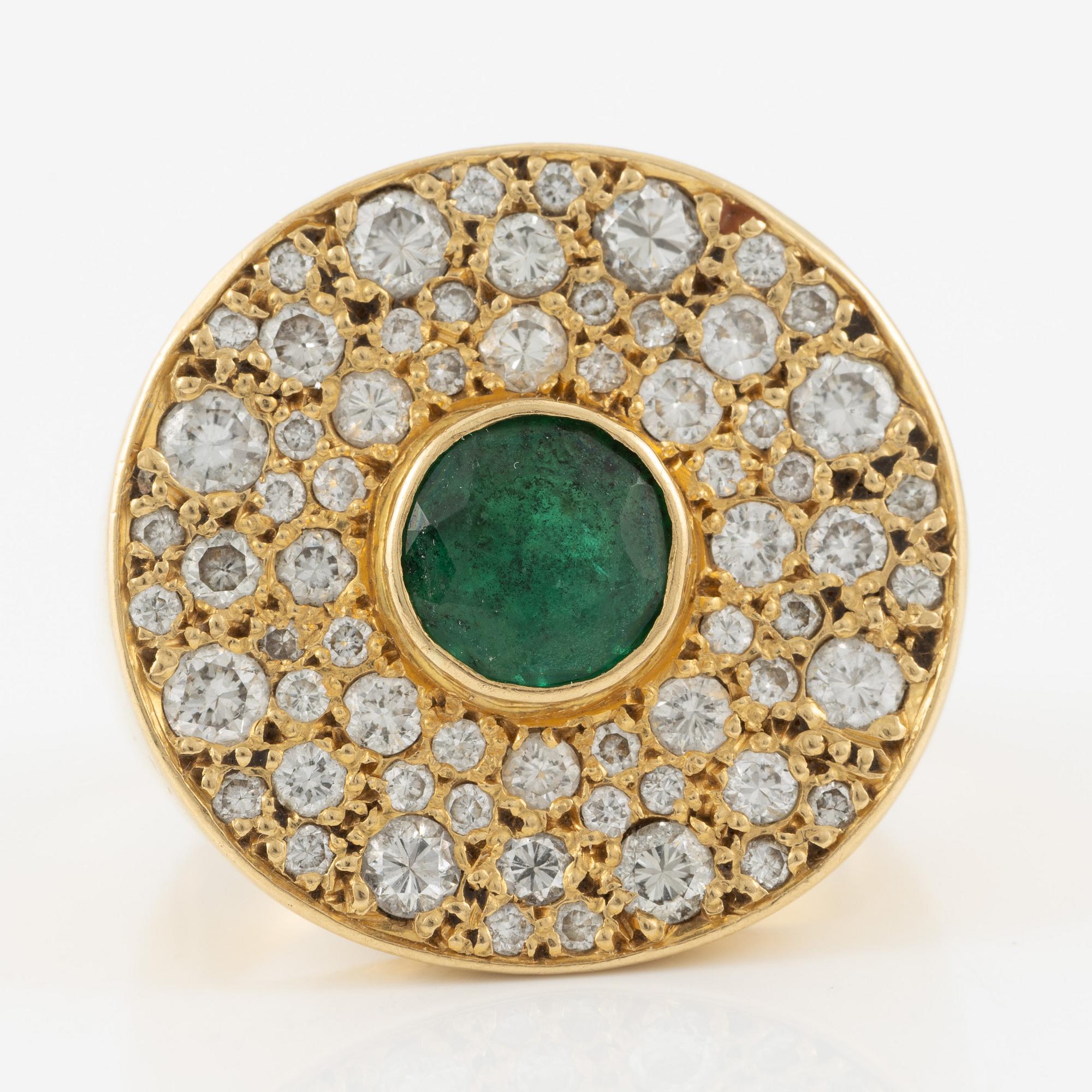 Ring, 18K gold with emerald and brilliant-cut diamonds.