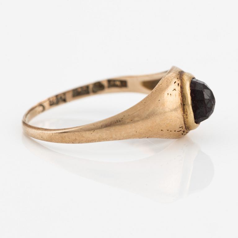 Ring, 18K gold with garnet.