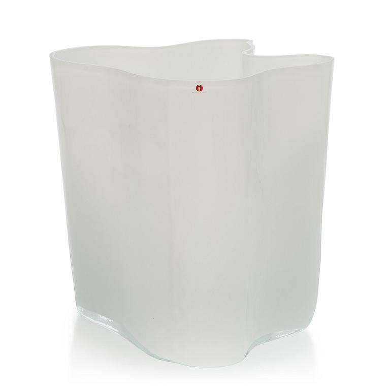 Alvar Aalto, a glass vase, 3031, signed Alvar Aalto.