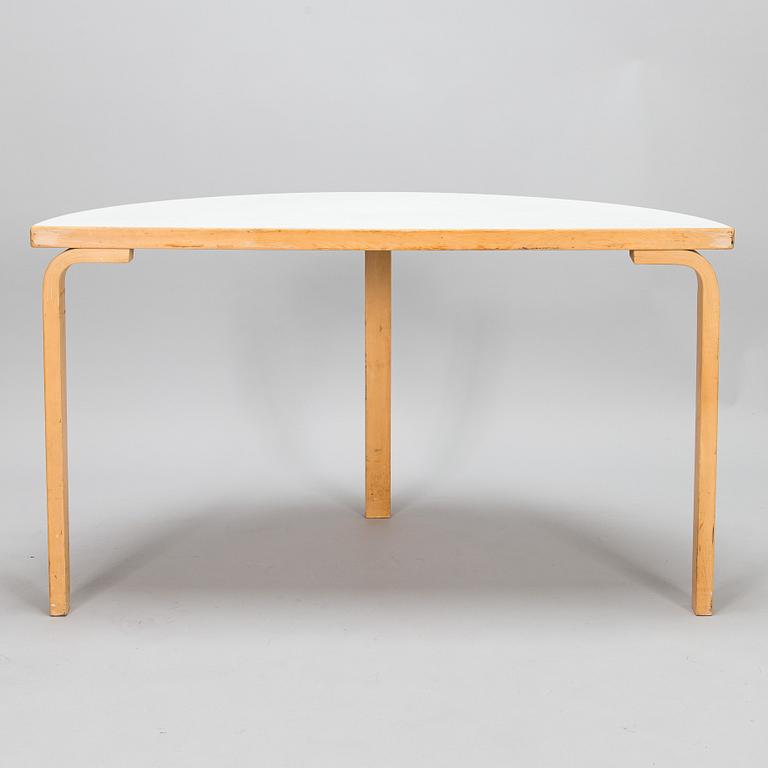 Alvar Aalto, pöytiä, 2 kpl, malli 95, Artek, 1970-luvun alku.