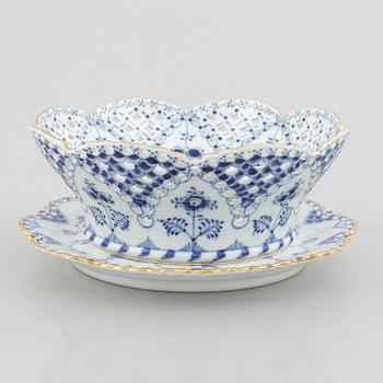 Fruktskål  / gallerskål med underfat, porslin, "Musselmalet helblond", Royal Copenhagen, modell 1061 och 1062, 1966.