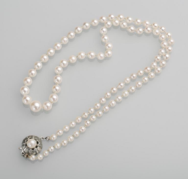 PÄRLCOLLIER, odlade pärlor med silverlås.