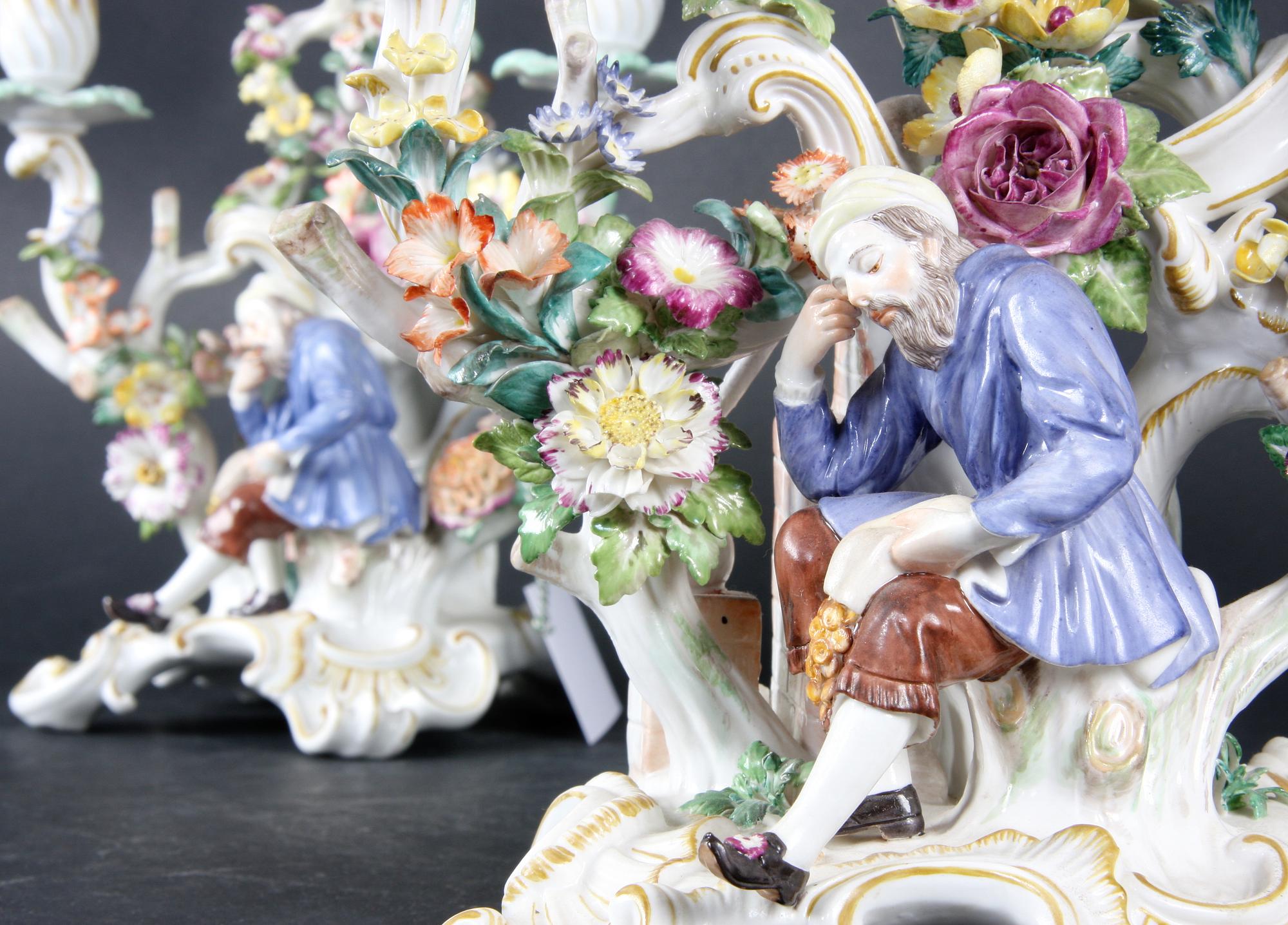 BORDSPENDYL OCH KANDELABRAR, 2+1 delar, porslin, Meissen, rokokostil.