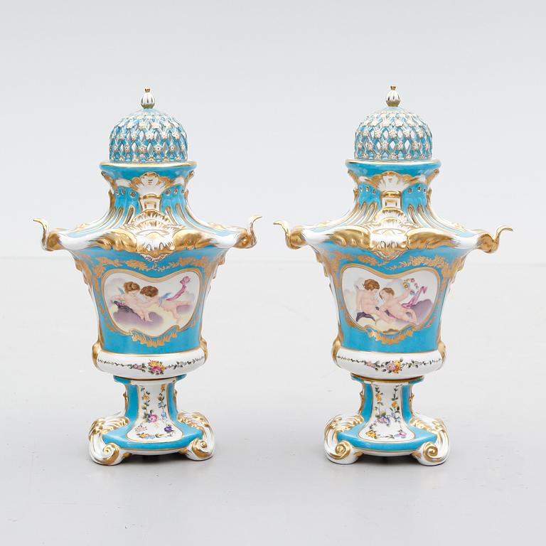 LOCKURNOR, 1 par, porslin, Sévresliknande märke, 1900-talets andra hälft.