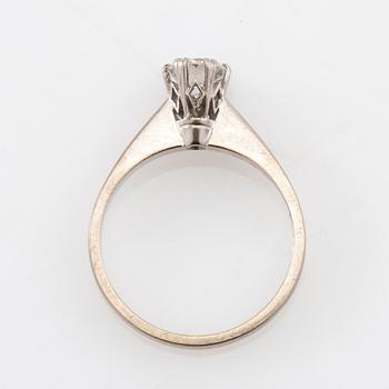 Ring solitär 18K vitguld med en rund briljantslipad diamant.