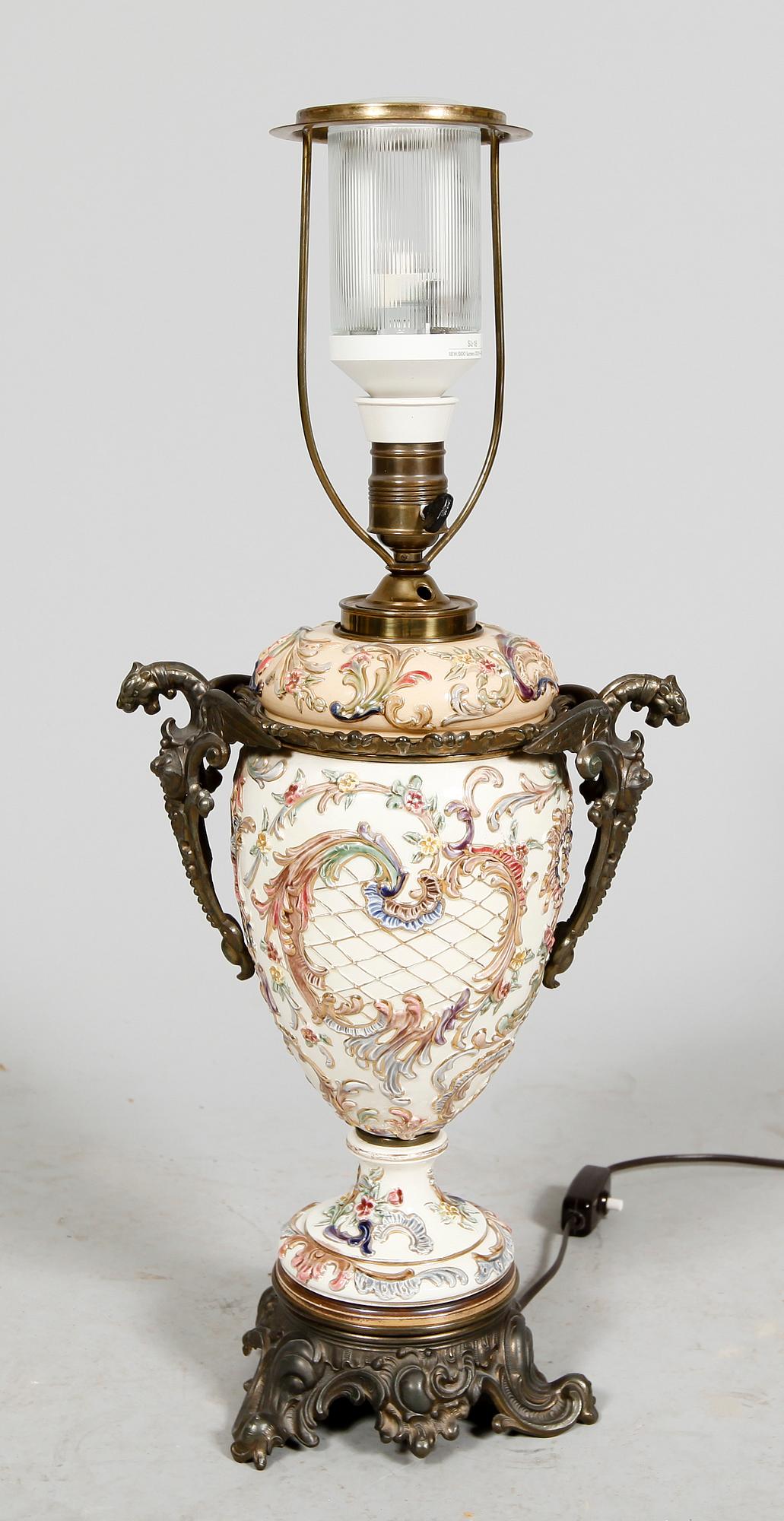 FOTOGENLAMPA, majolika samt metall, sekelskiftet 1900.