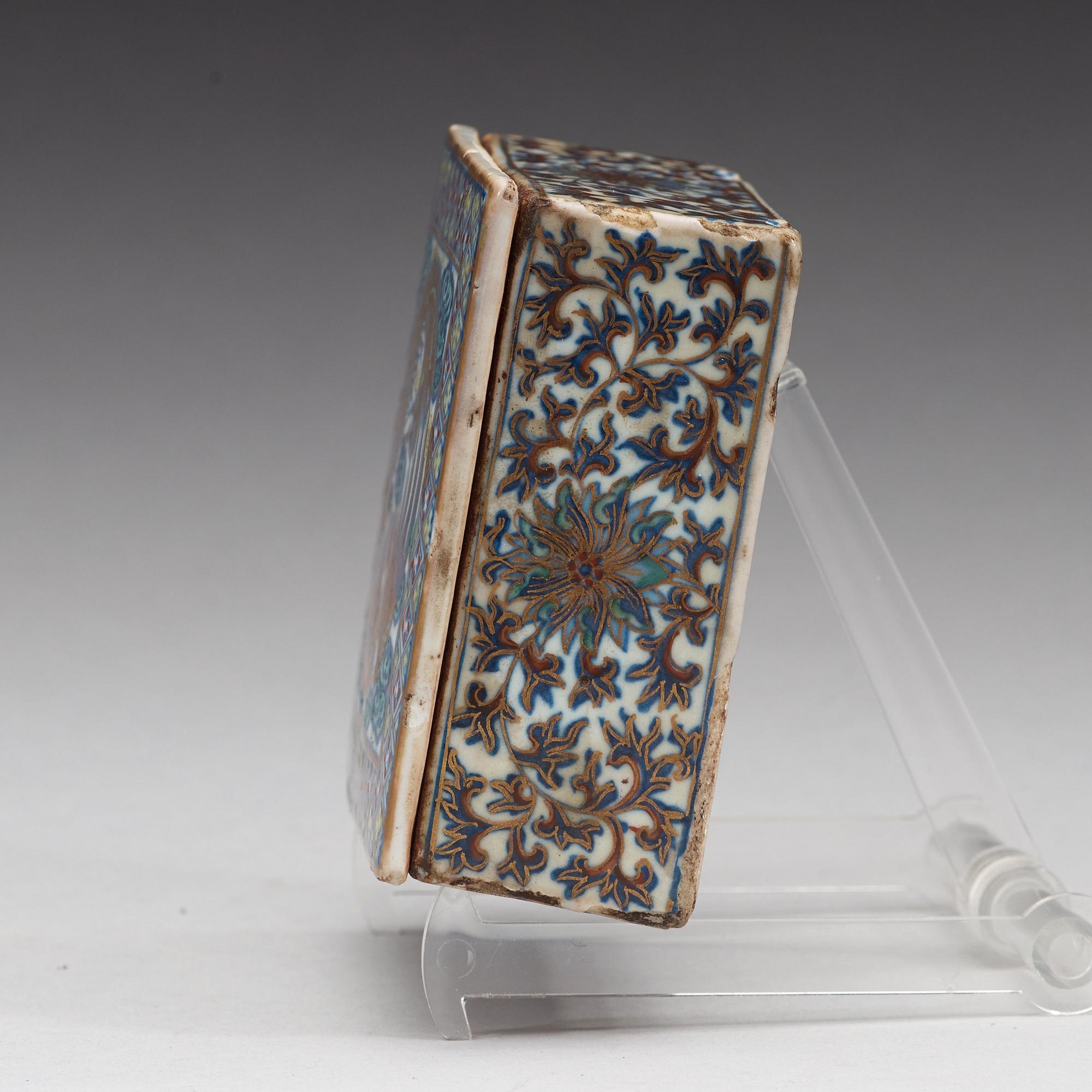 ASK med LOCK, porslin. Qing dynastin (1644-1912).