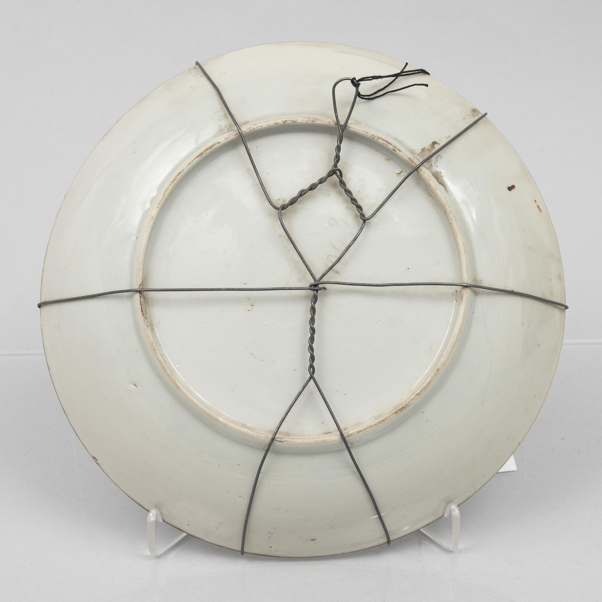 A Chinese export porcelain dish, Qing dynasty, Qianlong (1736-95).