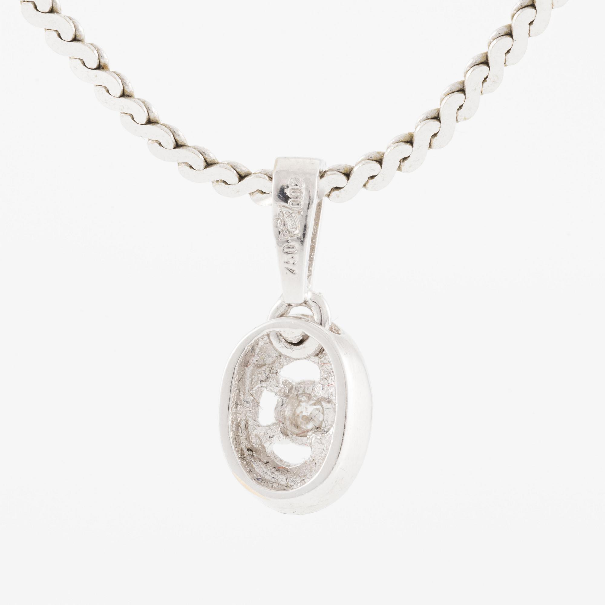 Pendant, 18K white gold with small diamond, with chain 18K white gold.