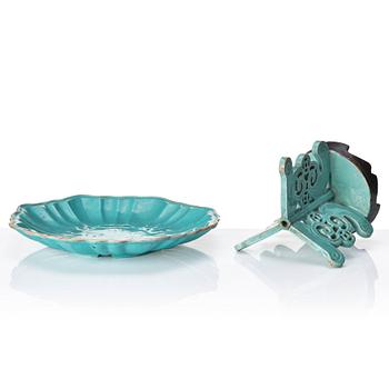 A turquoise glazed dish with stand, Qing dynasty, 19th century.