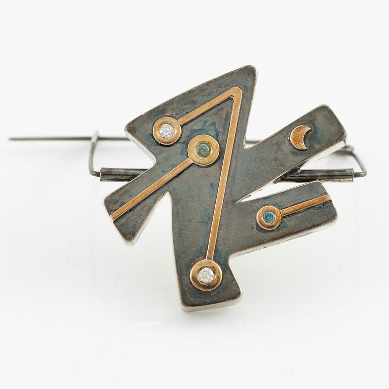 Jan-Christer Lundqvist, brooch, silver with decoration in gold and diamonds, Skövde.