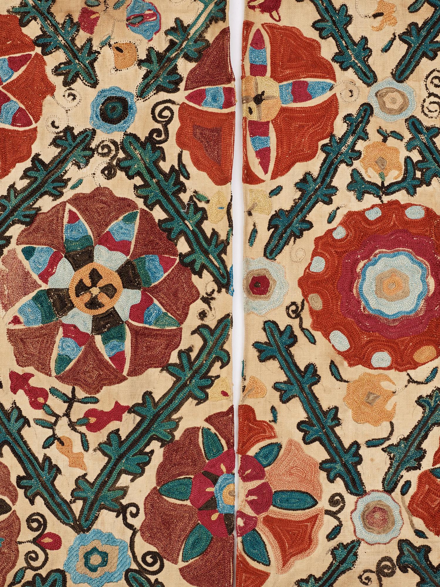 ANTIKT UZBEKISTANSKT SUZANI BRODERI. Två delar. 242,5 x 76 och 243,5 x 76,5 cm.
