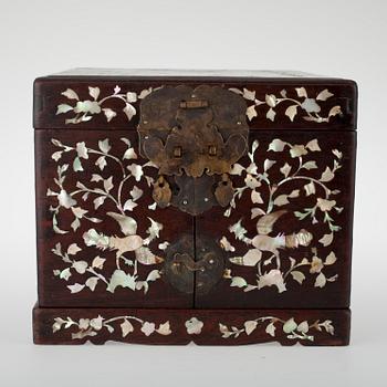 SKRIN, Kina, rosenträ med pärlemorinlägg, 1900-talets början.