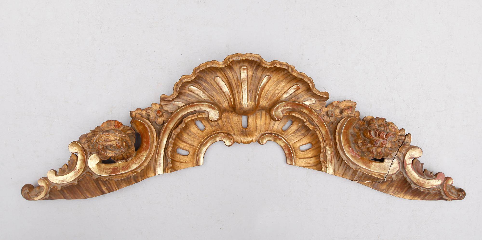 ÖVERSTYCKE, skuret trä, delvis rokoko, 1700-tal.