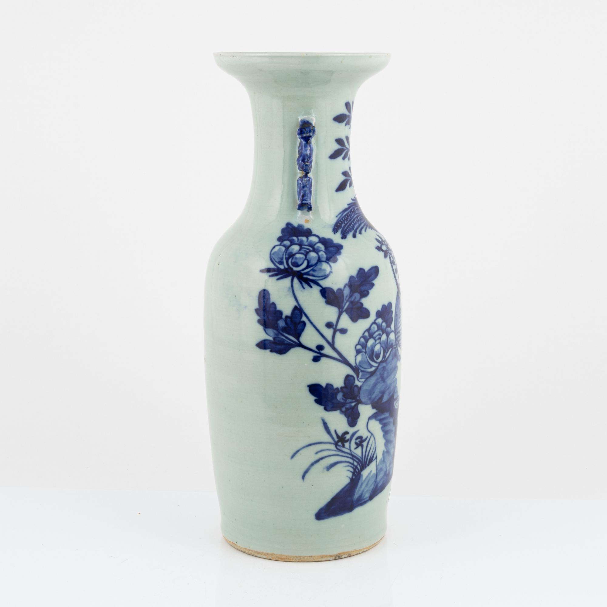 A large Chinese porcelain vase, late Qing dynasty, 19th Cnetury.