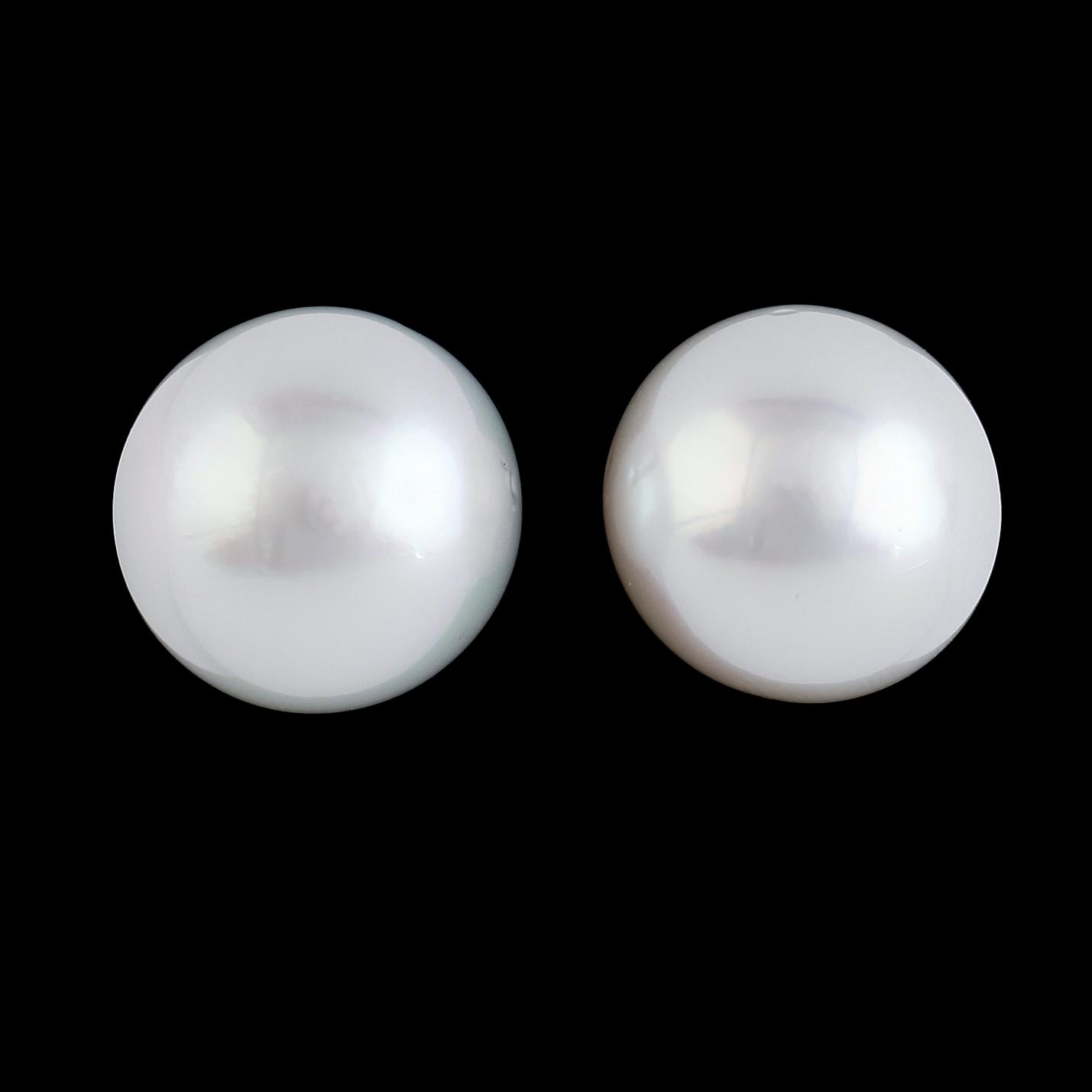 ÖRHÄNGEN, 1 par, 18K guld, odlade pärlor. Vikt ca 12 g.