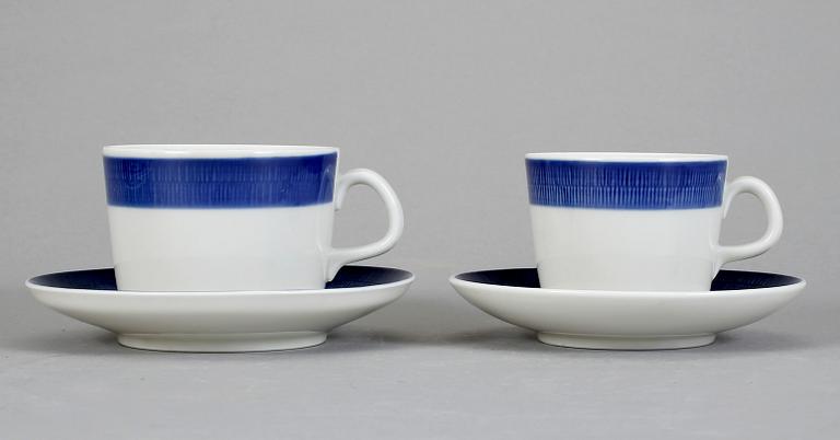 MAT-, KAFFE- & TESERVISDELAR, 41 st. "Koka blå", Rörstrand. Formgiven av Hertha Bengtsson, i produktion 1956-1988.
