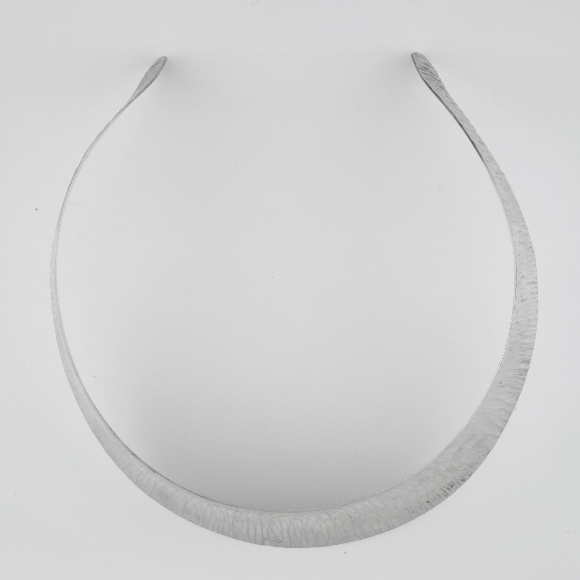 HALSRING, sterlingsilver, Stigbert för Waldemar Jonsson Atelje, Skara 1973. Vikt ca 51g.