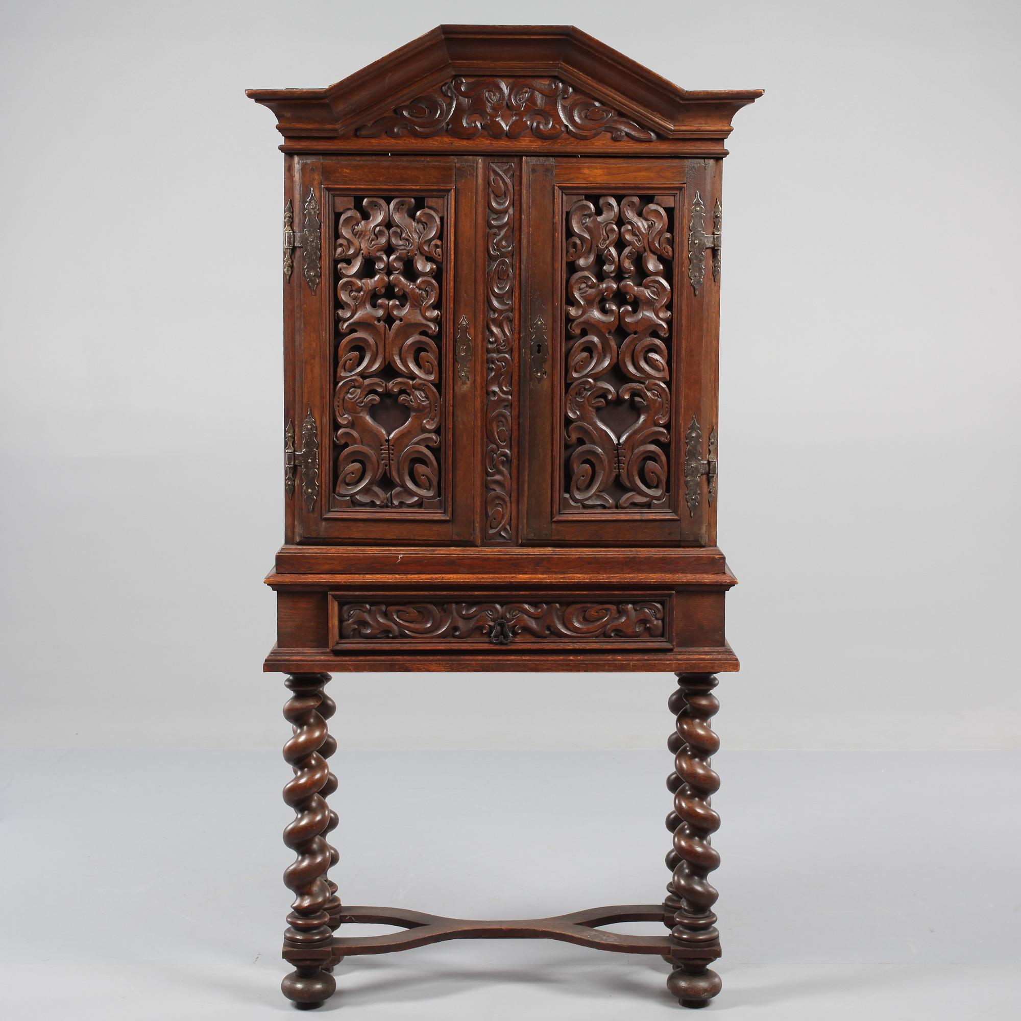 SKÅP PÅ BENSTÄLLNING, 1700-tal.