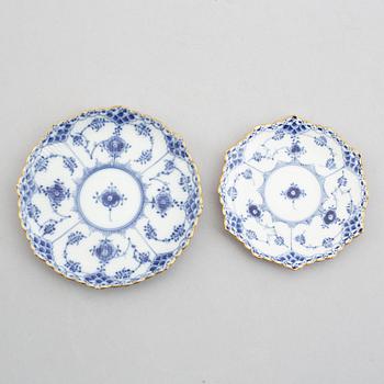 A plate, a coffeecup with saucer and a moca cup with saucer, "Blue Fluted half lace"/"Musselmalet", Royal Copenhagen.