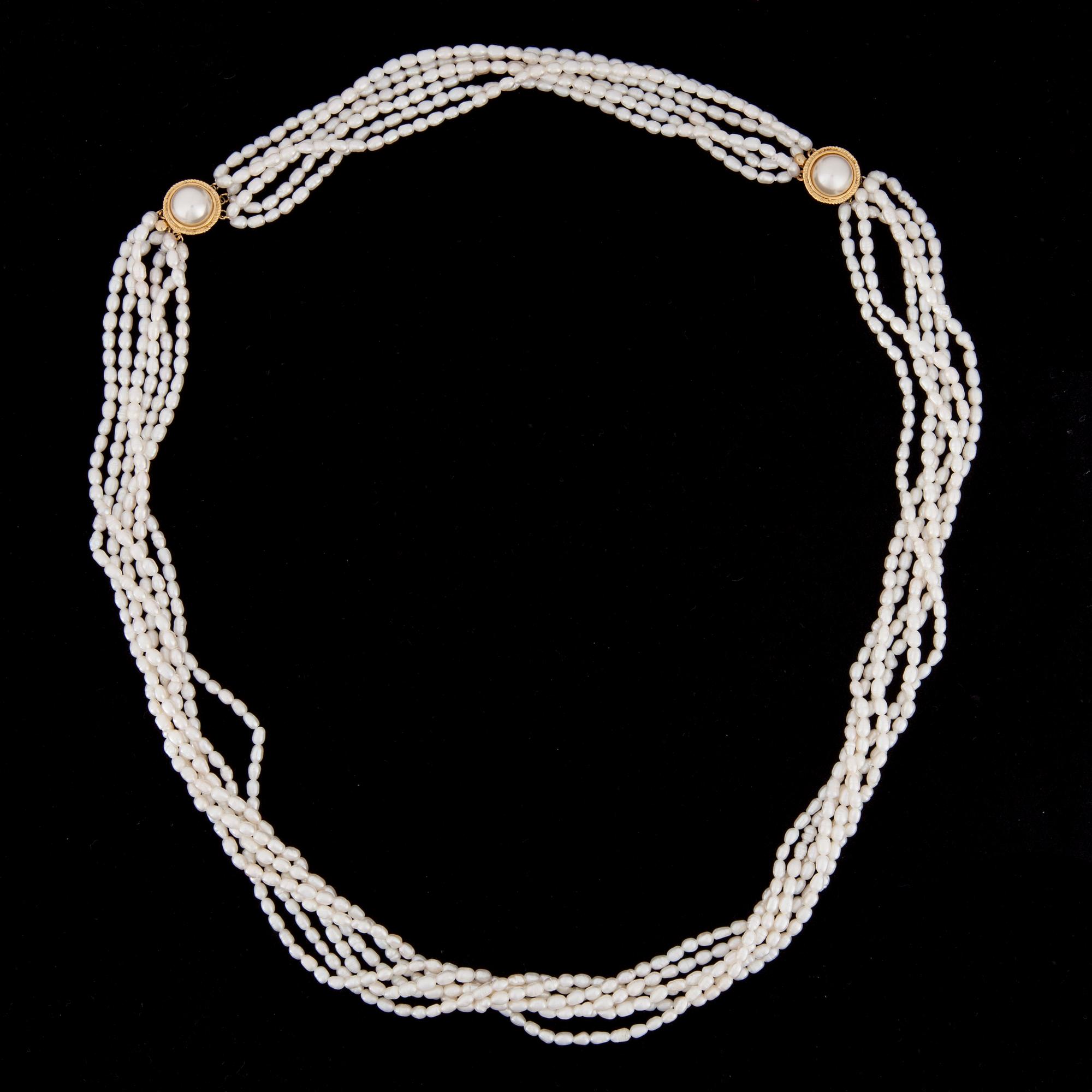 HALSSMYCKE och ARMSMYCKE, odlade pärlor, låset i förgyllt silver. 1900-talets slut.