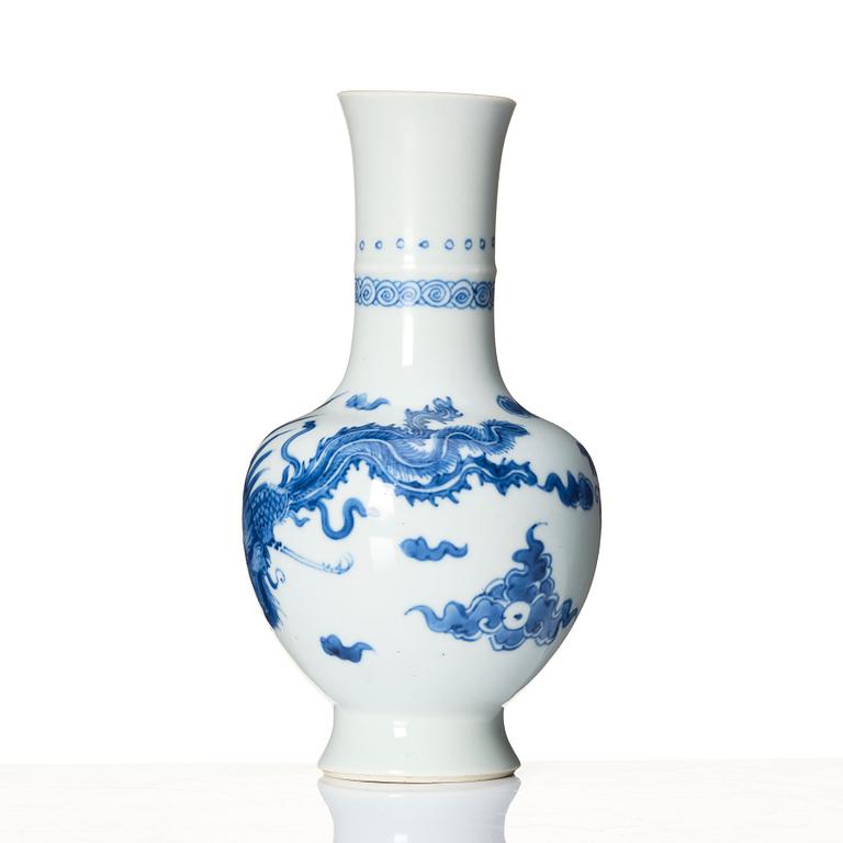 Vas, porslin. Qingdynastin, Kangxi (1662-1722).