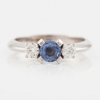 Ring in 14K gold with a faceted sapphire and round brilliant-cut diamonds.