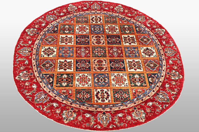 Matta, orientalisk, diameter ca 251 cm.