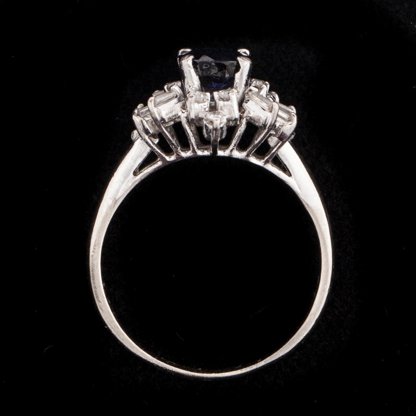 RING, 18K vitguld, fasettslipad safir 1,60 ct, diamanter. Vikt 4,75 g.