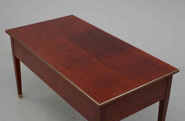 SKRIVBORD, sengustaviansk stil, 1900-talets andra hälft.