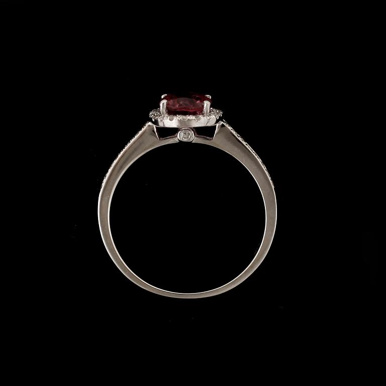 RING, 14k vitguld med oval rosa turmalin ca1,50ct och diamanter tot ca0,29ct.