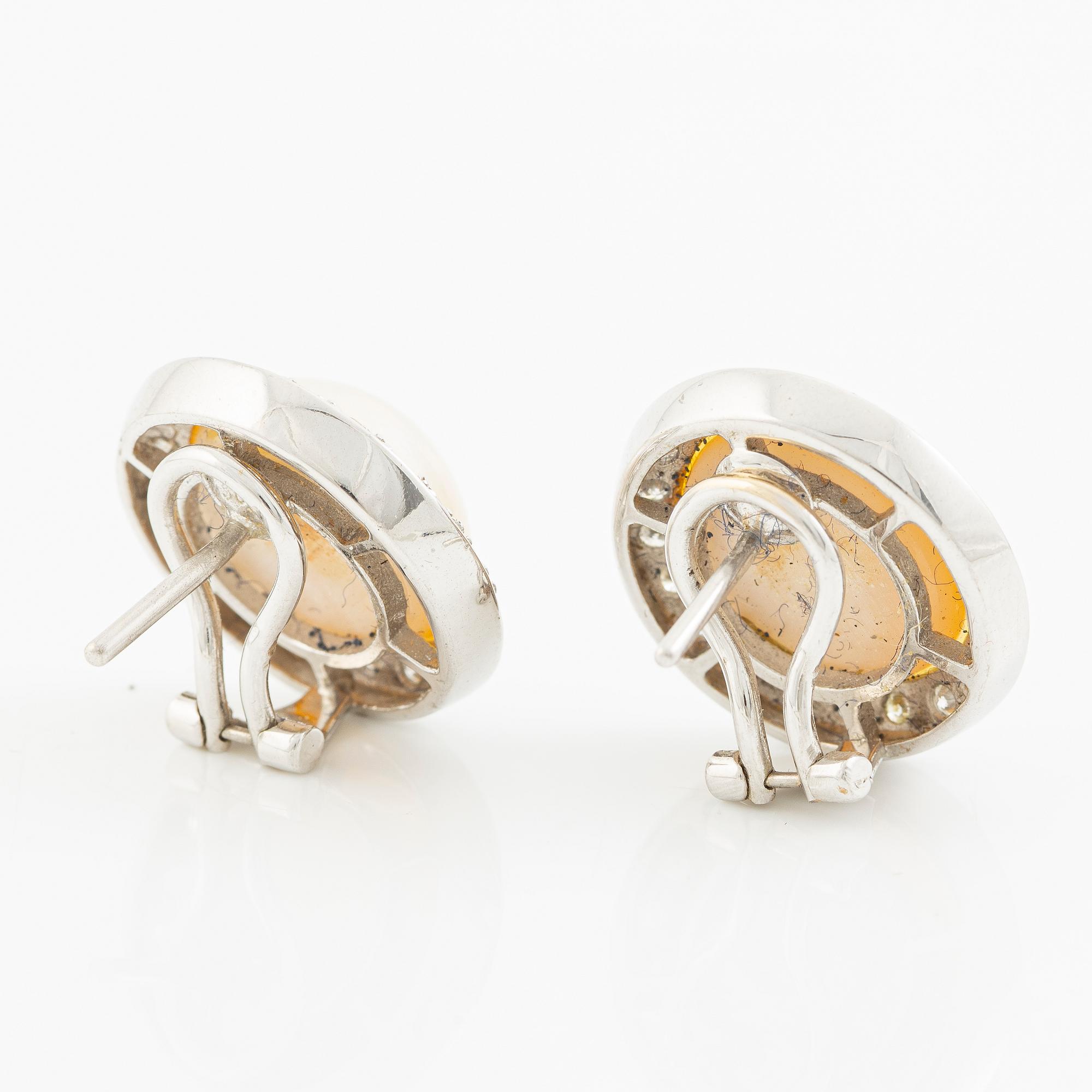 Örhängen 18K vitguld med mabepärlor och runda briljantslipade diamanter.