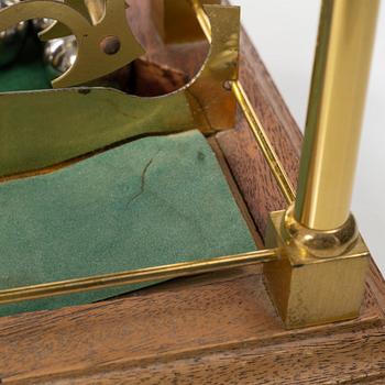 Bordsur, "Spherical weight clock", Dove Baxeley Cheltenham, England, 1900-talets slut.