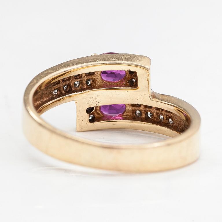 Ring in 14K gold set with round brilliant-cut diamonds and oval faceted rubies.